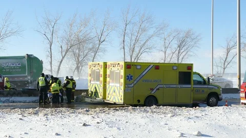 Cops helping paramedics to get ambulance ready to receive patient in the wind Video stock 125168656