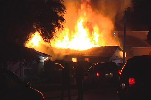 Cops stand in front of house fire 動画素材 857503