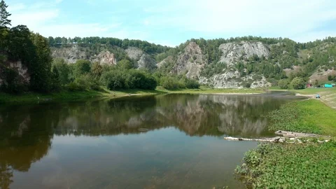 A copter flies over the river towards the ridge. Vidéo 115855135