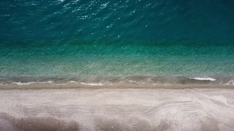 Copter flies over seashore, border of the sea and the coast is divided in half Video stock 180677489