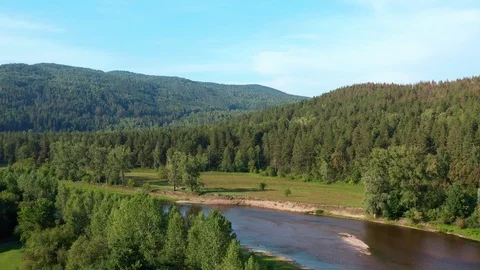 A copter rises up over a river valley on a sunny day. Vidéo 116603806
