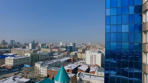 Copter takes off next to a skyscraper, winter day. Bird's eye view of the city 스톡 동영상 94990528