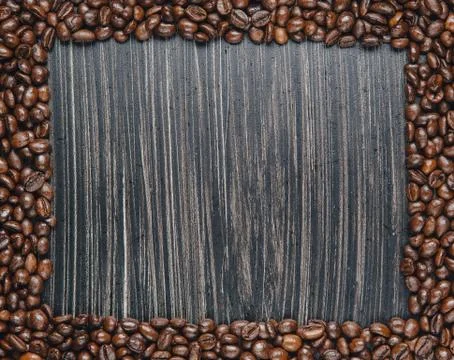 Copy space of coffee beans on dark background Stockfoto's