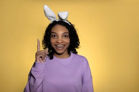 Copy space easter banner with cute girl in bunny ears having an idea. Foto stock