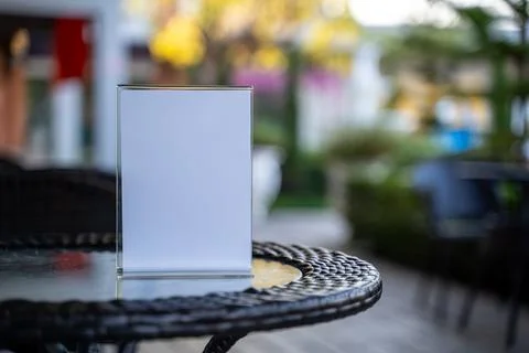 Copy space menu mockup concept with a blank white tabletop sign on a restau.. Foto stock