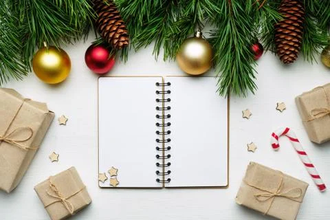 Copy space notepad in christmas decor top view Foto stock