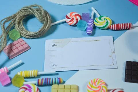 Copy space template with candy, chocolate and lollipop elements Foto stock