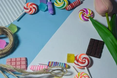 Copy space template with candy, chocolate and lollipop elements Foto stock