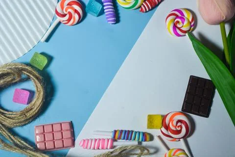 Copy space template with candy, chocolate and lollipop elements Foto stock
