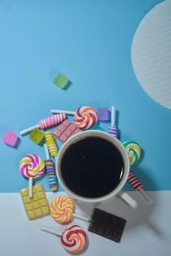 Copy space template with candy, chocolate and lollipop elements Foto stock
