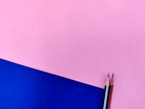 Copy space of two sharp pencils in black and red color isolated on pink and b Foto stock