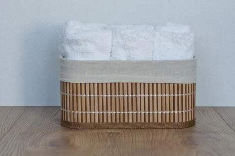 Copy space, white textile hand towels in bamboo box isolated Foto stock