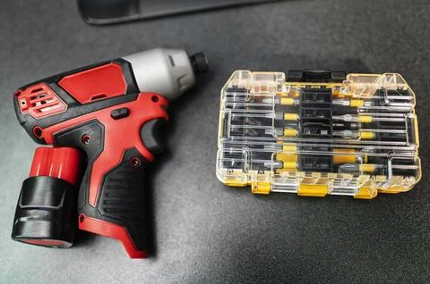 Cordless impact driver with screwdriver bit set for tools Fotos de archivo