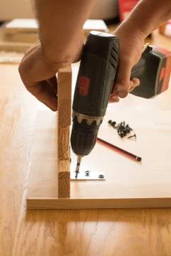 Cordless screwdriver using Foto stock