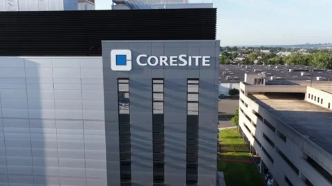CoreSite branded data center tower rises above industrial park in Secaucus New 库存影片 340968579