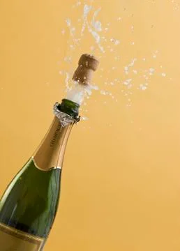 Cork exploding from champagne bottle Stockfoto's