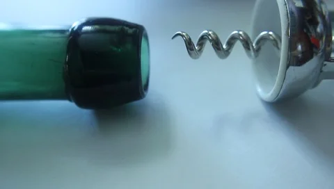Corkscrew and bottle close-up, bottle stopper, movement Vídeo Stock 86547337