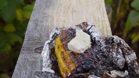 Corn baked in foil on the grill. Slide back. Close-up Vidéo 141113417
