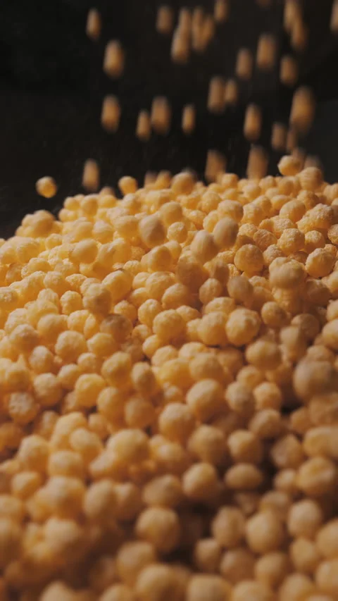 Corn balls fall on a conveyor belt. Video stock 292724542
