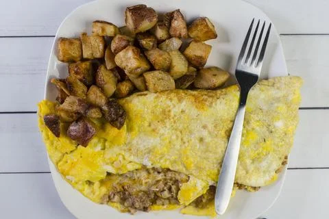 Corn beef hash  and cheese omelet with homefries Foto stock