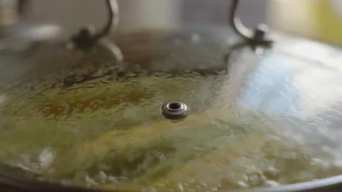 Corn boiling under the glass lid of a pot on the kitchen stove 库存影片 337118710