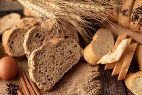 Corn breads sliced on the sack Foto stock