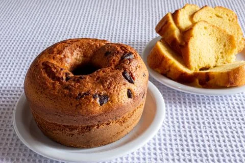 Corn cake with cornmeal on breakfast table Foto stock