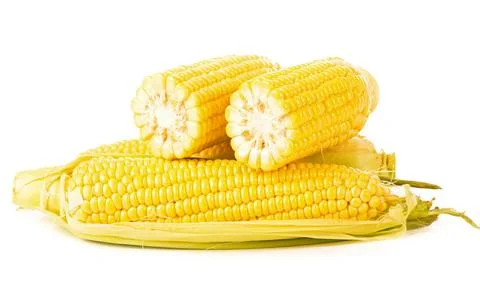 Corn cobs on white background. raw corn with green leaves on a white backgrou Foto stock