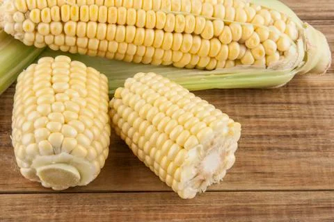 Corn cobs on a wooden table Stock-Fotos