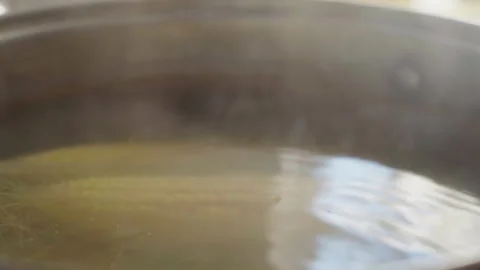 Corn cooked in a metal saucepan on the stovetop Vidéo 337651596