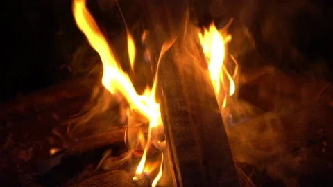 Corn dogs over a fire Видео 136423091