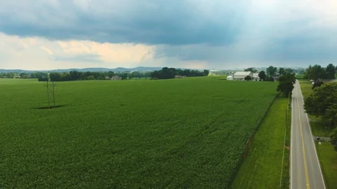 Corn Field and Barn with Sun Rays Through Clouds Vídeo Stock 112768642