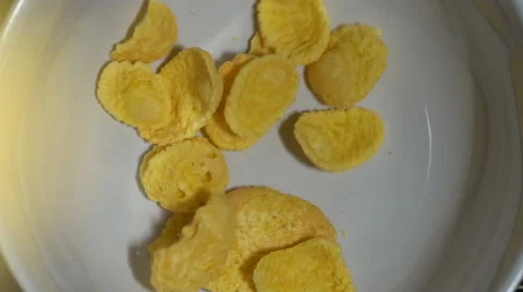 Corn flakes in a bowl. Vidéo 68638109