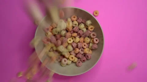 Corn flakes falling into the bowl 動画素材 131751192