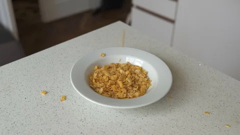 Corn flakes falling into a plate, 4K 스톡 동영상 124608007