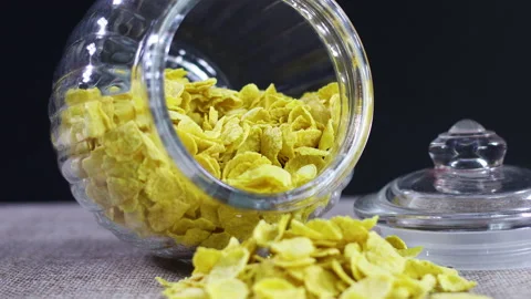 Corn flakes in in glass jar on the table Video stock 140230974