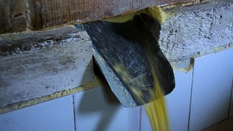 Corn grinding in grinding machine. Vidéo 106020357