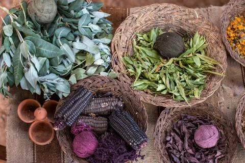 Corn maize and dyed alpaca thread in wicker baskets Stock-Fotos