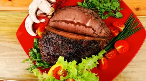 Corned beef on red plate with vegetables Vídeos de archivo 22201082