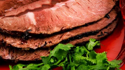 Corned beef on red plate with vegetables Vídeos de archivo 23106121