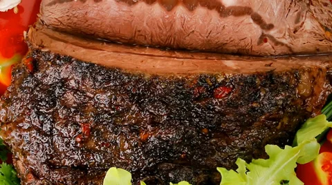 Corned beef on red plate with vegetables Vídeos de archivo 38356251