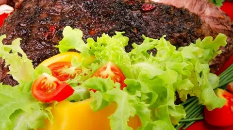 Corned beef on red plate with vegetables 库存影片 54542507