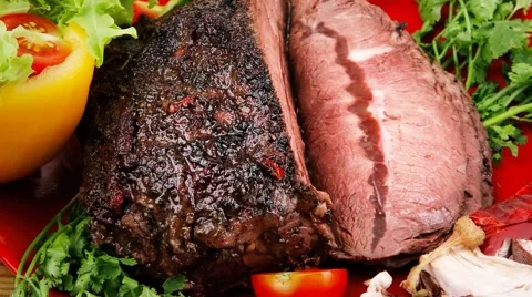 Corned beef on red plate with vegetables Vídeos de archivo 67465422