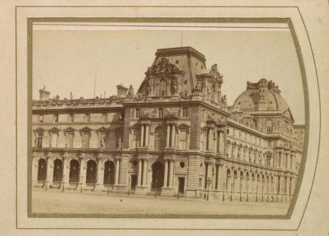 Corner building of the MusÃ e du Louvre in Paris. Part of photo album with.. Fotos de archivo