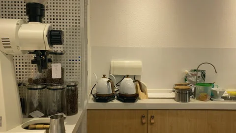 Corner of the coffee shop, professional bean grinder Vídeos de archivo 300303598