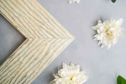 Corner of decorative empty picture frame and white flowers. 스톡 사진