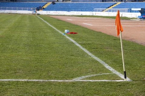 Corner flag on an soccer field with empty seats Stock-Fotos