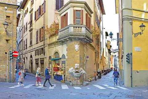 Corner house at the intersection of streets Sprone and S. Jacopo in Florence, 스톡 사진