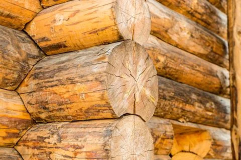 The corner of the house is made of large pine logs weathered and old is tradi Foto stock