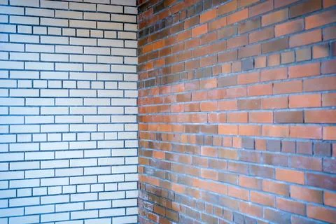A corner of a red and white brick building, an architectural design element.  Fotos de archivo